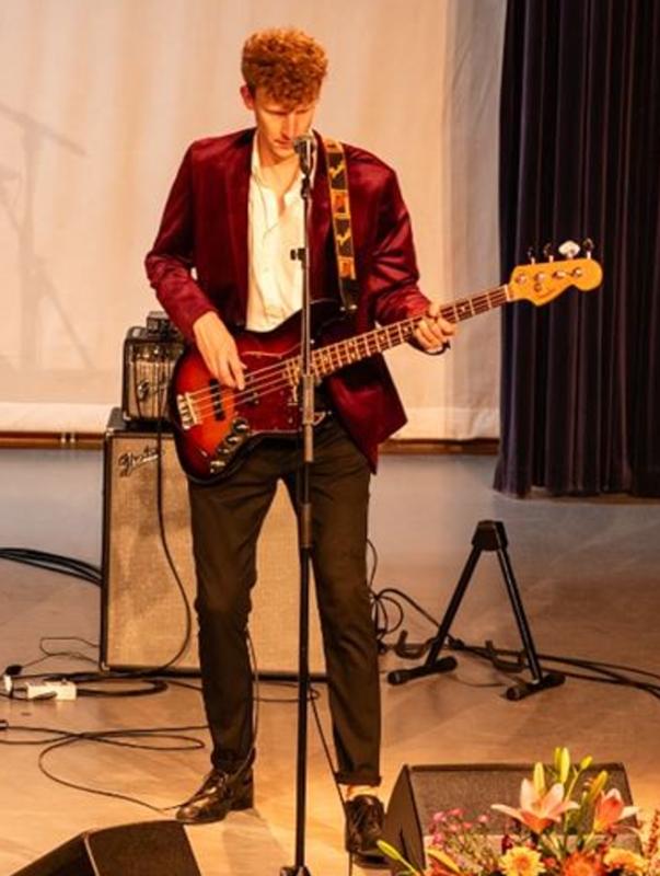 Dries Peeten speelt basgitaar