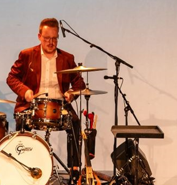 Simon Schrooten speelt drums