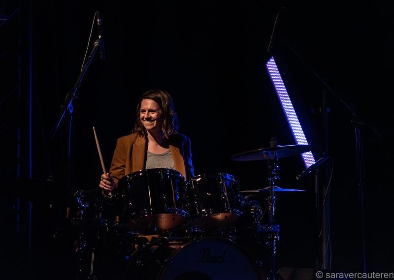 Evi Bultinck speelt drums