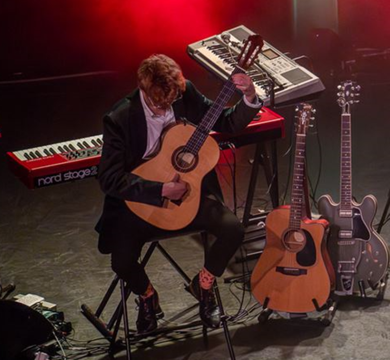 Gert Peeten speelt gitaar