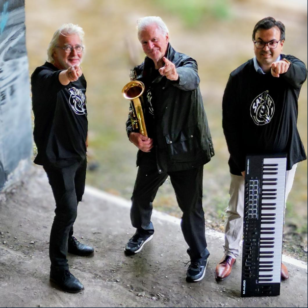 sax on fire  groepsfoto met instrumenten
