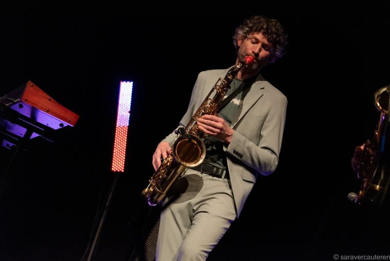 Jeroen Henstra speelt sax