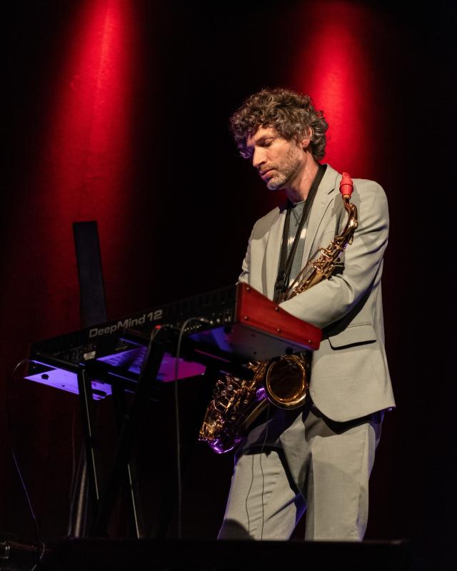 Jeroen Henstra speelt toetsen