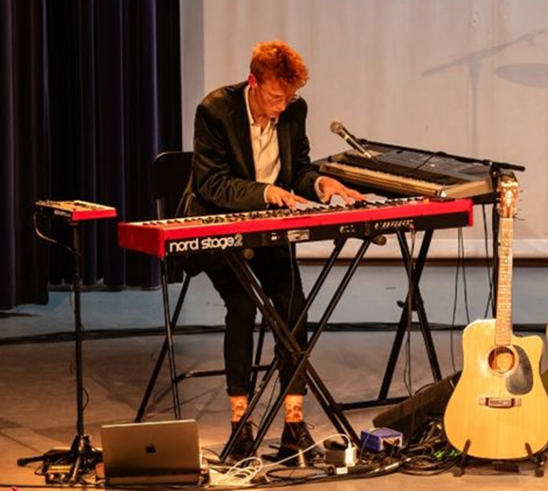 Gert Peeten speelt toetsen