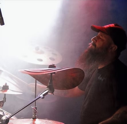 Grzegorz Bauer speelt drums