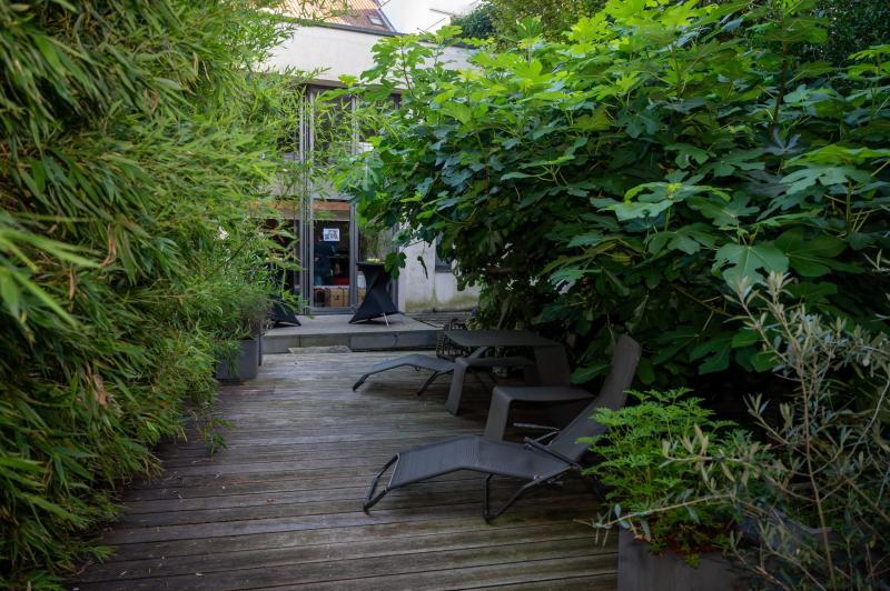 Patio tuin met ligzetels