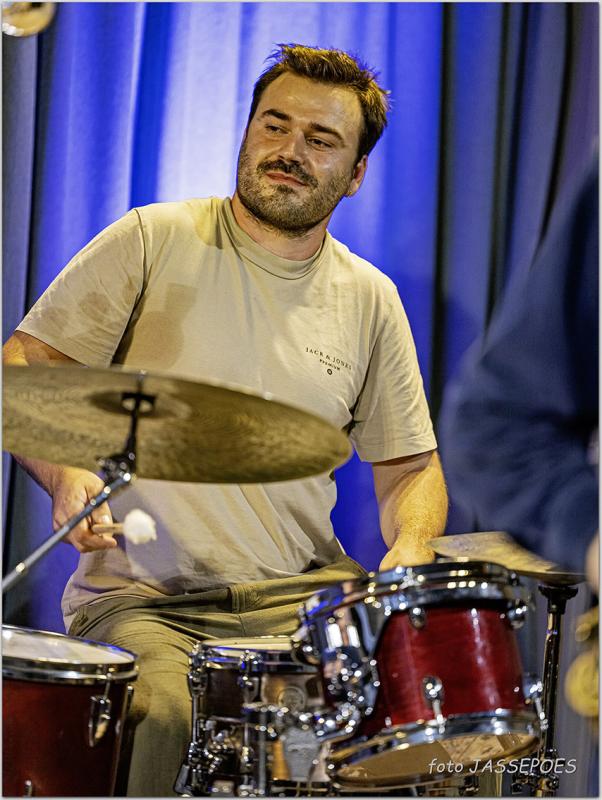 Tim Vermeulen speelt drums in Jazzzolder Mechelen juni 2024