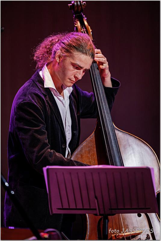 Darian Ouarar speelt contrabas in de Jazzzolder Mechelen