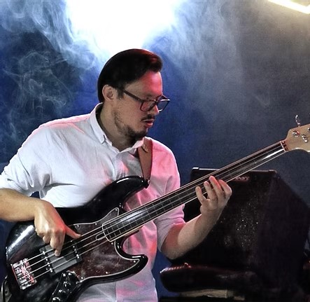 Marcin Essen speelt basgitaar