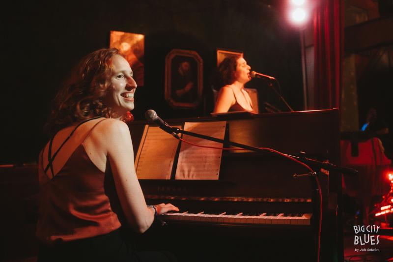 Heleen Andriessen speelt piano
