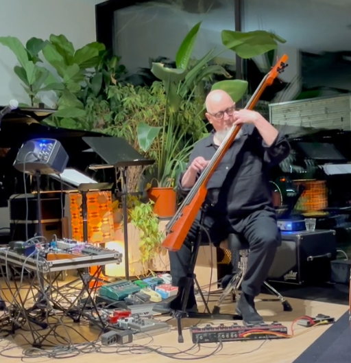 Chris Mentens met elektrische contrabas, live-electronics, keys, loopstation