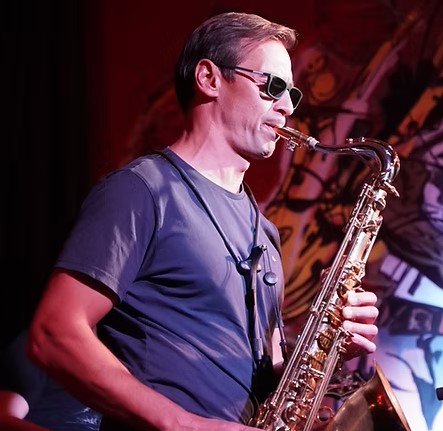 Tomasz Karaszewski speelt sax