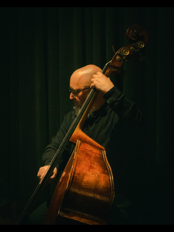 Chris Mentens speelt contrabas