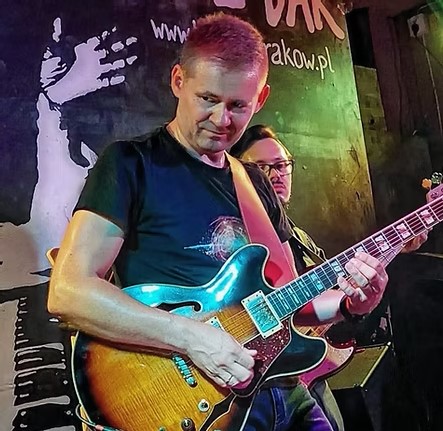 Filip Wyrwa speelt gitaar