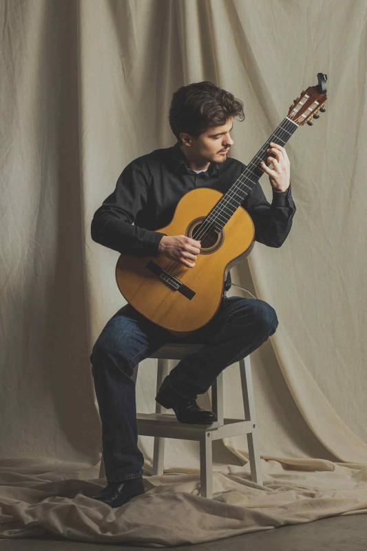 Jonas Van Os speelt gitaar