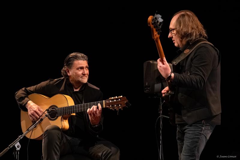 OLEO spelen bas en gitaar