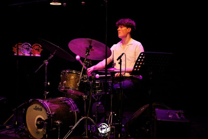 Oskar Slabbinck speelt drums tijdens het Dragon Jazz Contest 2026