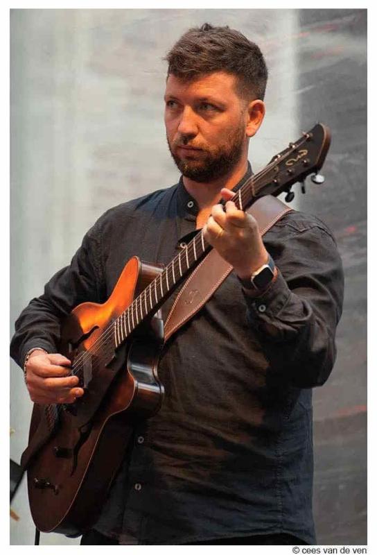 Gabriele di Franco speelt elektrische gitaar
