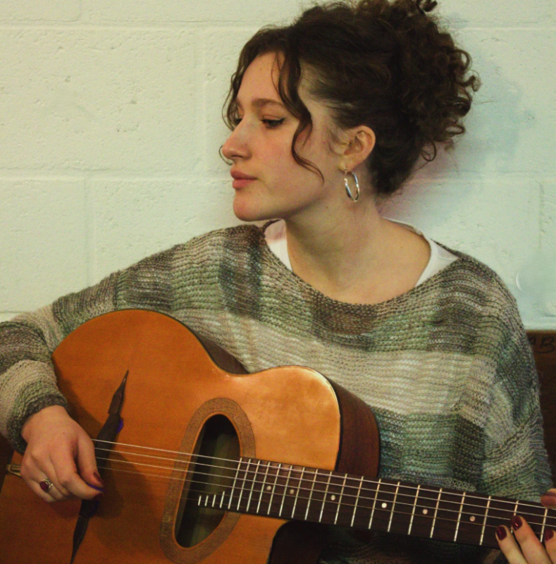 Arwen Ouarar speelt gitaar