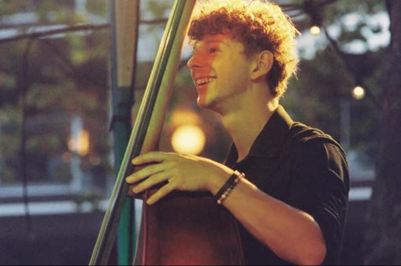 Dirk van Zuijlen speelt contrabas
