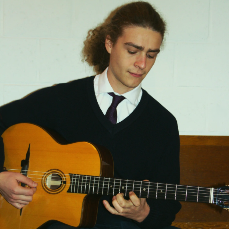 Darian Ouarar speelt gitaar