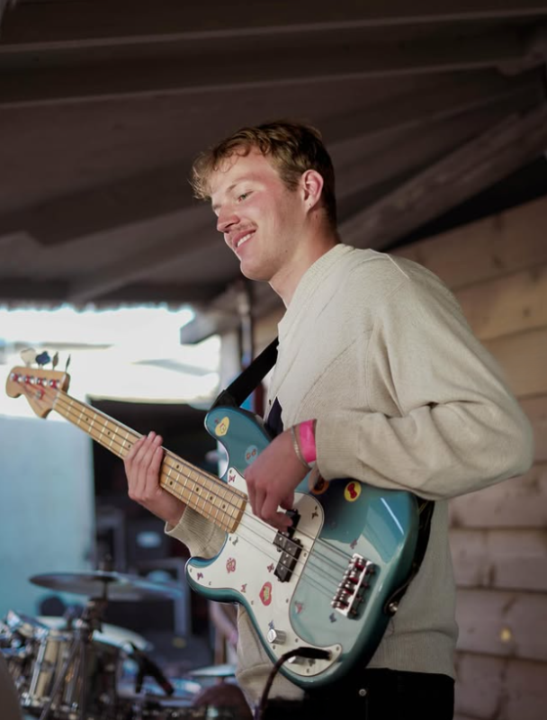 Tom van den Wijngaard speelt gitaar
