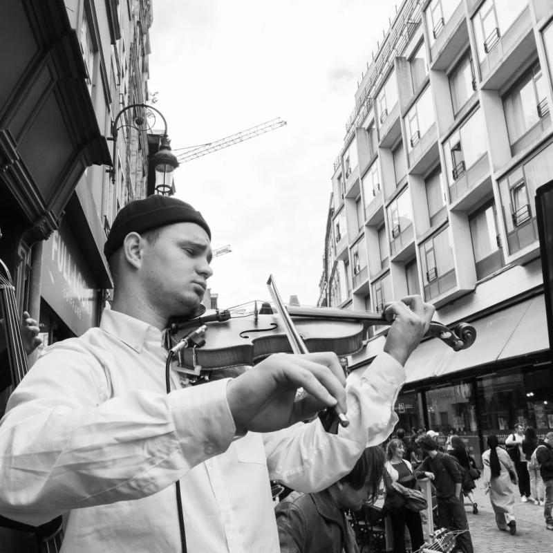 Immanuel Kaljouw speelt viool