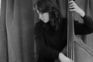 Nanou Van de Sande speelt contrabas