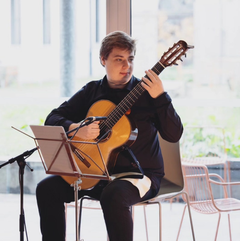 Philip Brodzinski speelt gitaar