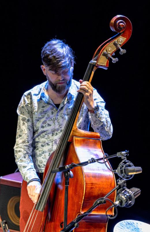 Ramon van Merckenstein speelt ontrabas