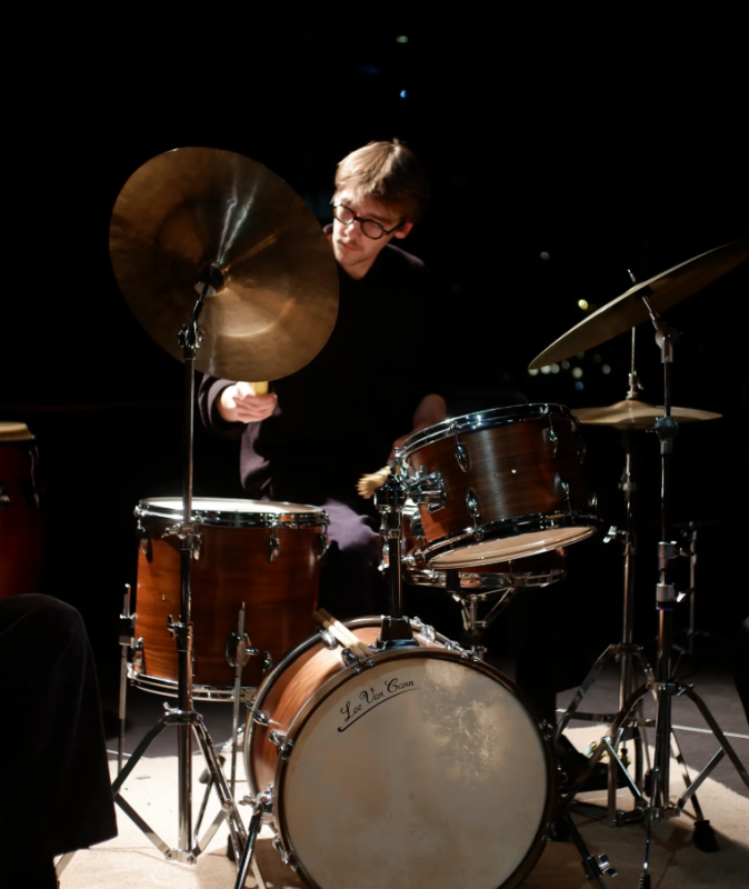Rik Baeyens speelt drums