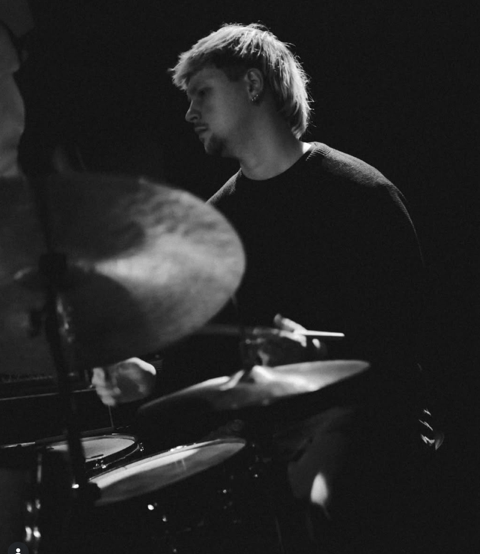 Rune De Groote speelt drums