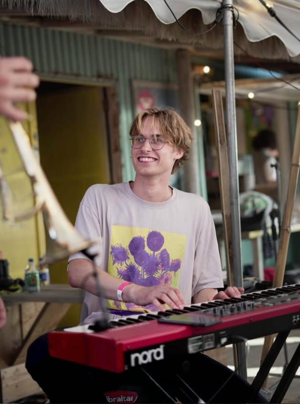 Bram Lelieveldt speelt toetsen