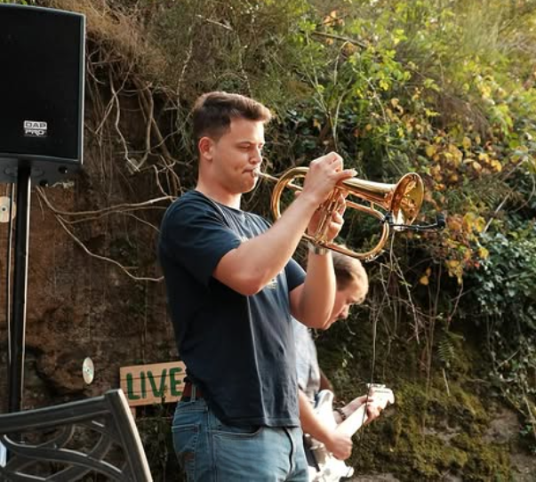 Jelle Zwart speelt bugel
