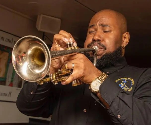 Satish Robertson speelt trompet