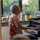 Ivan Paduart speelt piano tijdens Jazzathome 2024