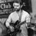 Artan Buleshkaj speelt gitaar