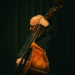 Chris Mentens speelt contrabas